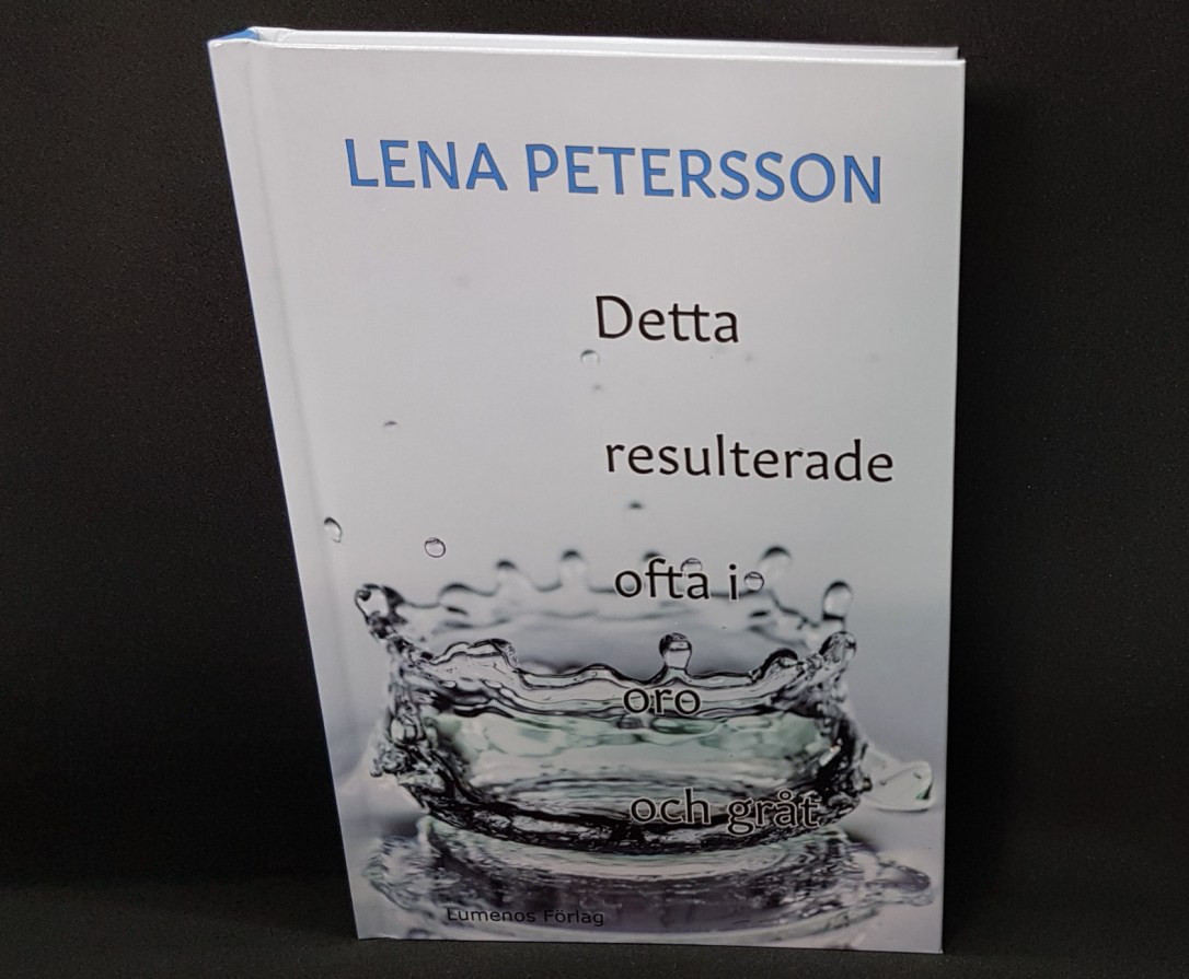"Detta resulterade ofta i oro och gråt". Stående bok mot mörk bakgrund. Foto: Lena Petersson.