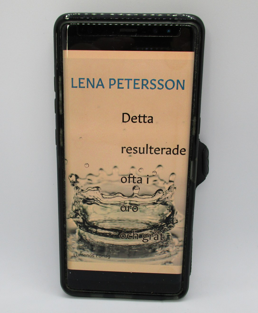 E-boken "Detta resulterade ofta i oro och gråt" öppnad i en mobiltelefon. Foto: Lena Petersson.