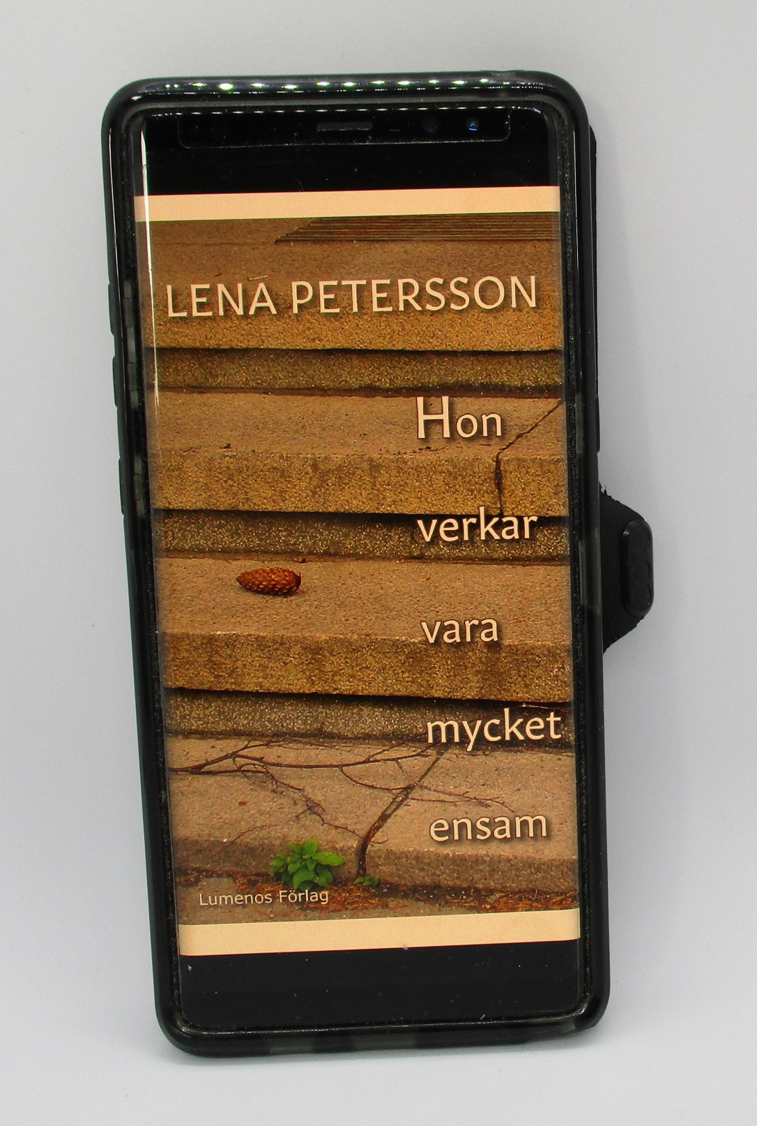 E-boken "Hon verkar vara mycket ensam" öppnad i en mobiltelefon. Foto: Lena Petersson.