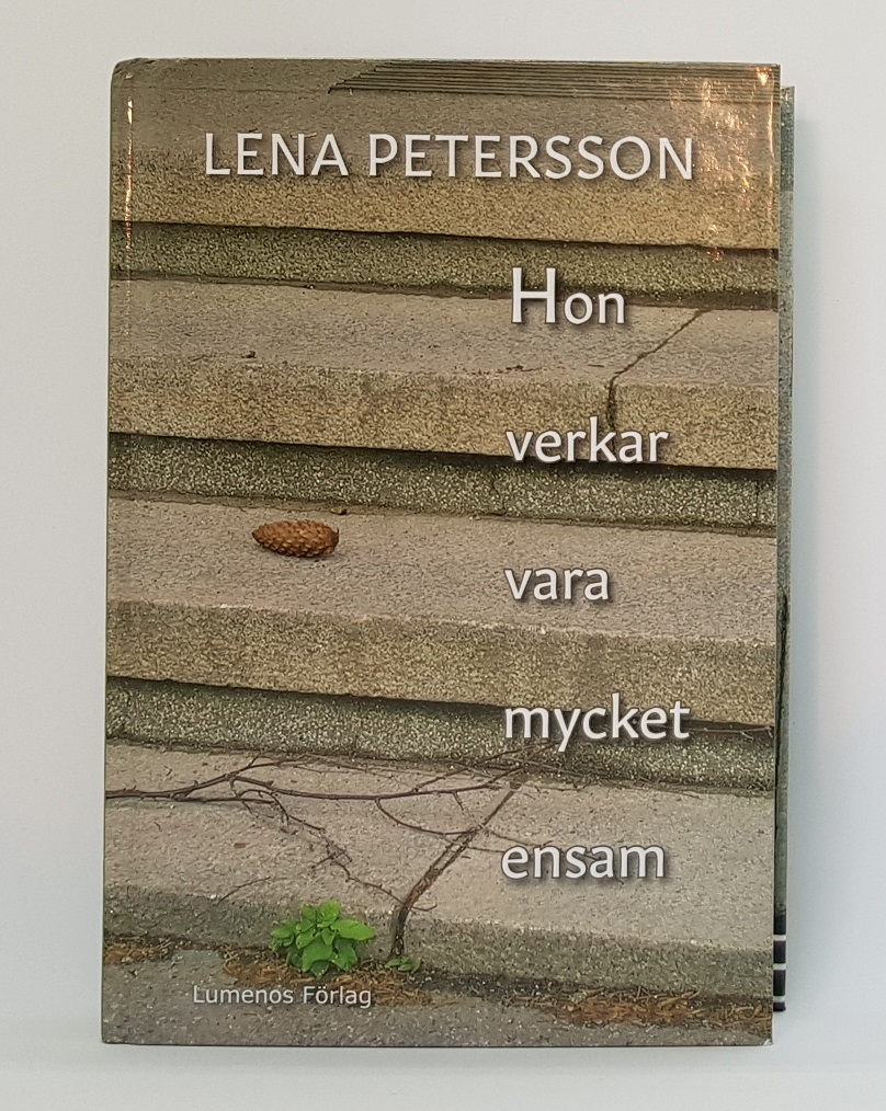 "Hon verkar vara mycket ensam". Stående bok. Foto: Lena Petersson.