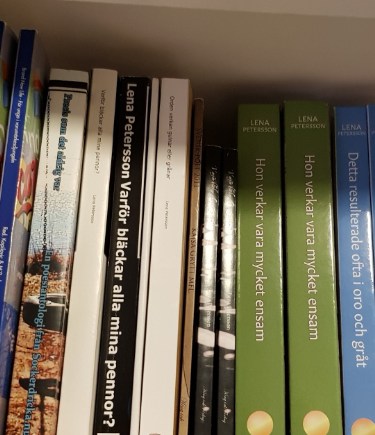 Antologier som Lena Petersson har medverkat i och böcker som hon har skrivit själv. Foto: Lena Petersson.
