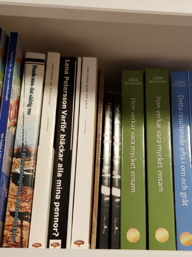 Antologier som Lena Petersson har medverkat i och böcker som hon har skrivit själv. Foto: Lena Petersson.